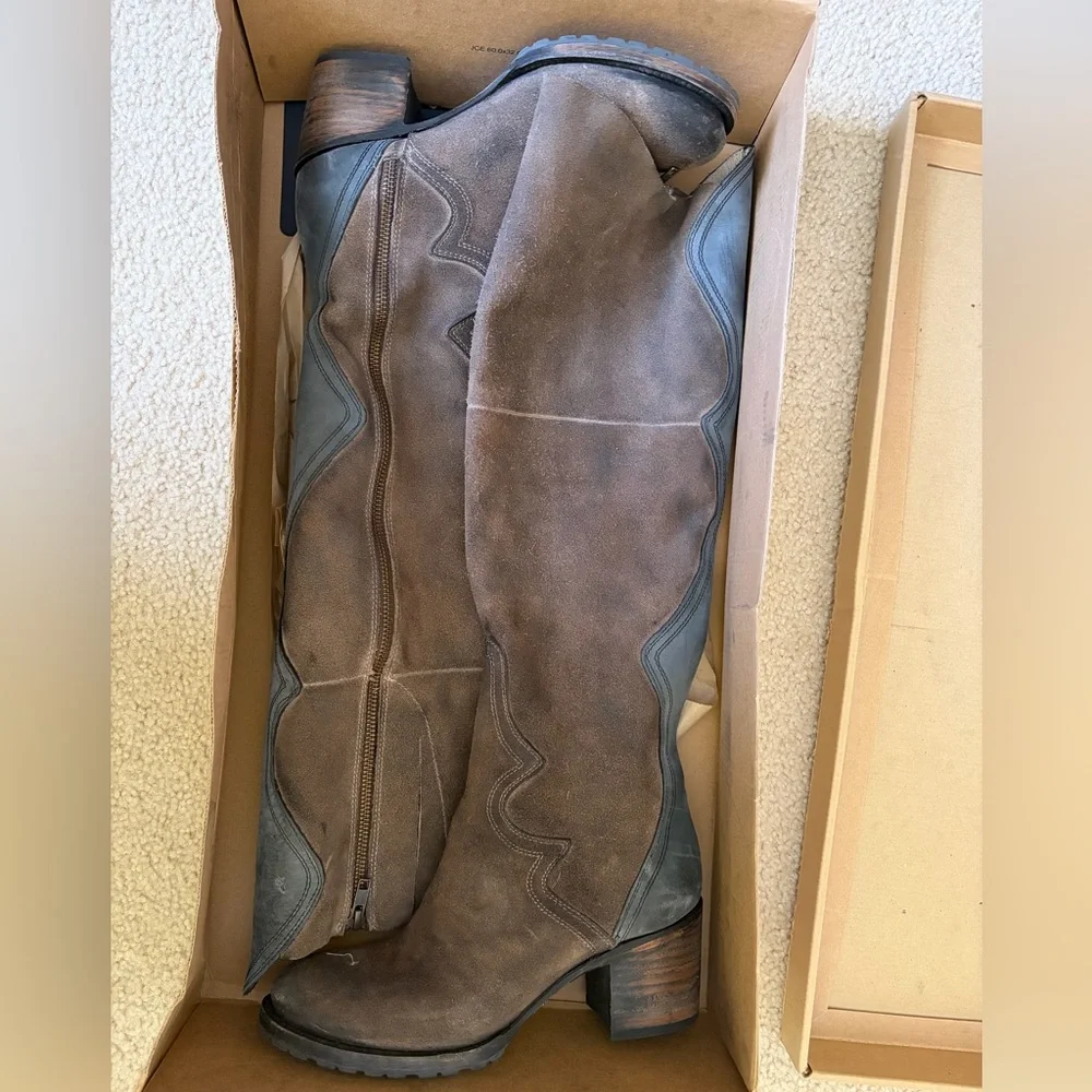 Women’s Free Bird Fuego Distressed Boot. Grey Suede. Size 9